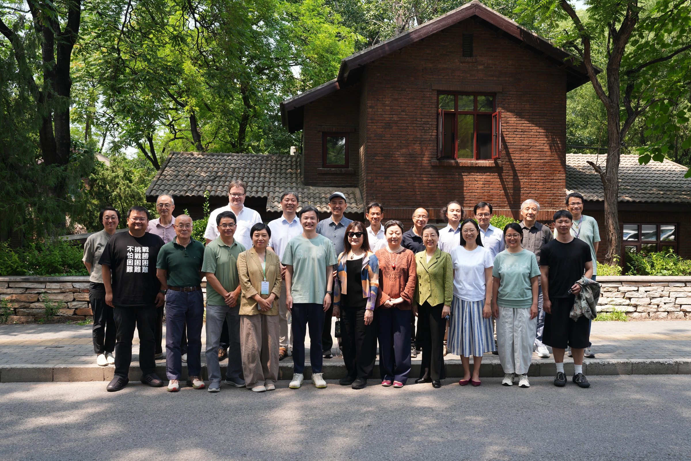 2026 方塘论坛闭门圆桌讨论会与会学者在清华大学方塘研究院合影